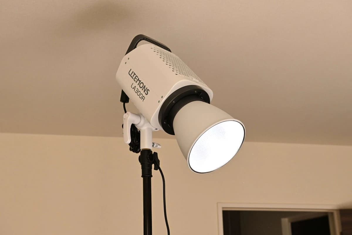 Amaran Ray 360c проти Ray 660c та Godox LA300R:...