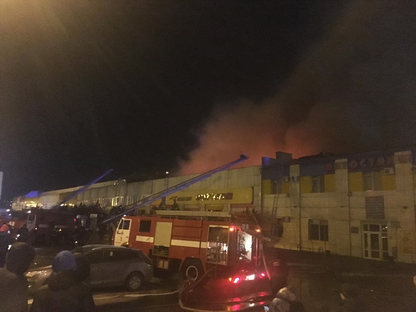 На Київському ринку пожежа знищила торгові площі