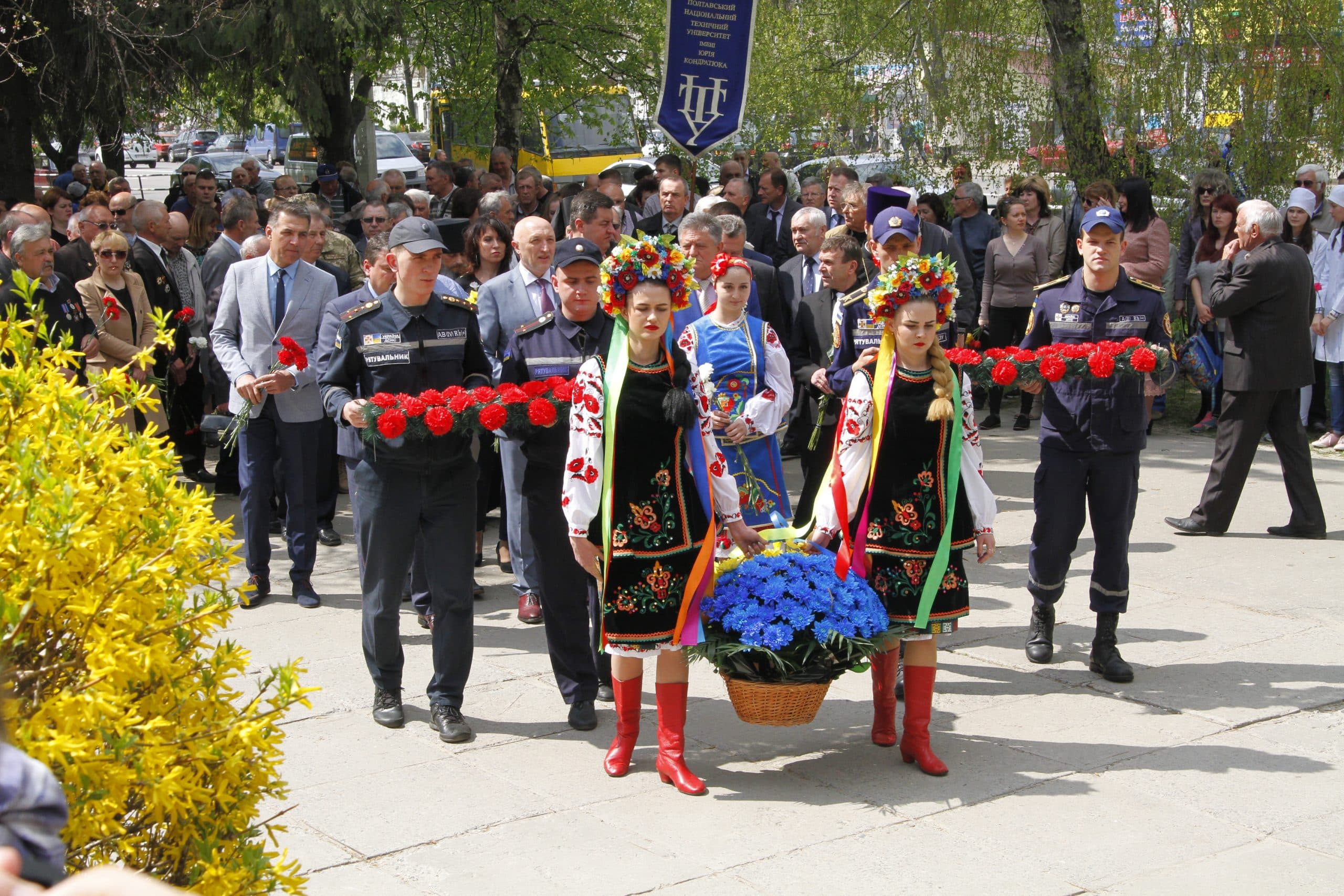 Полтавці вшанували пам’ять загиблих героїв Чорнобиля (ФОТО)