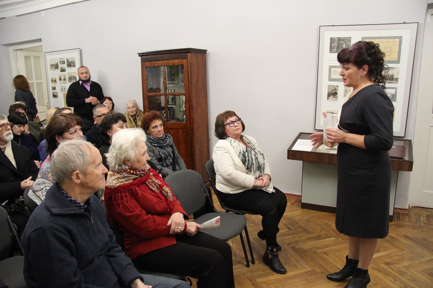 «Теплу» виставку картин з бісеру відкрили в літературно-меморіальному музеї В.Г. Короленка