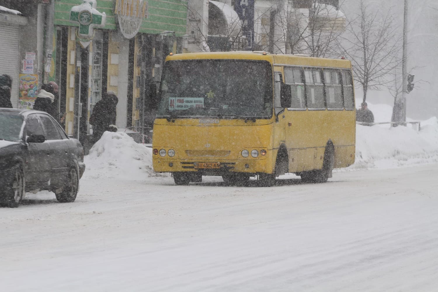 На дорогах міста працює 42 одиниці снігоочисної техніки