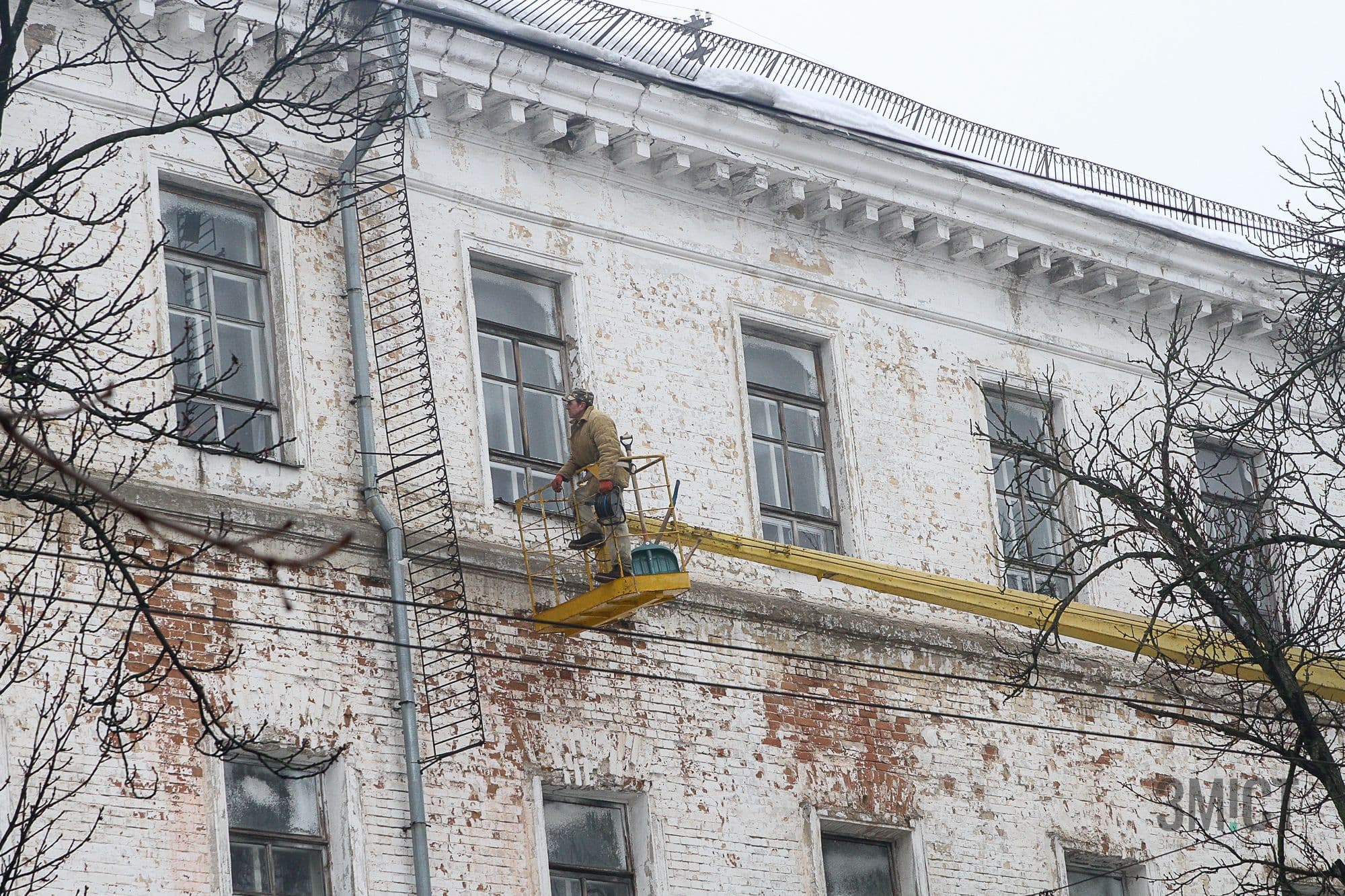 Металеву огорожу на Кадетському корпусі знімають за рахунок технічного університету (ФОТОРЕПОРТАЖ)