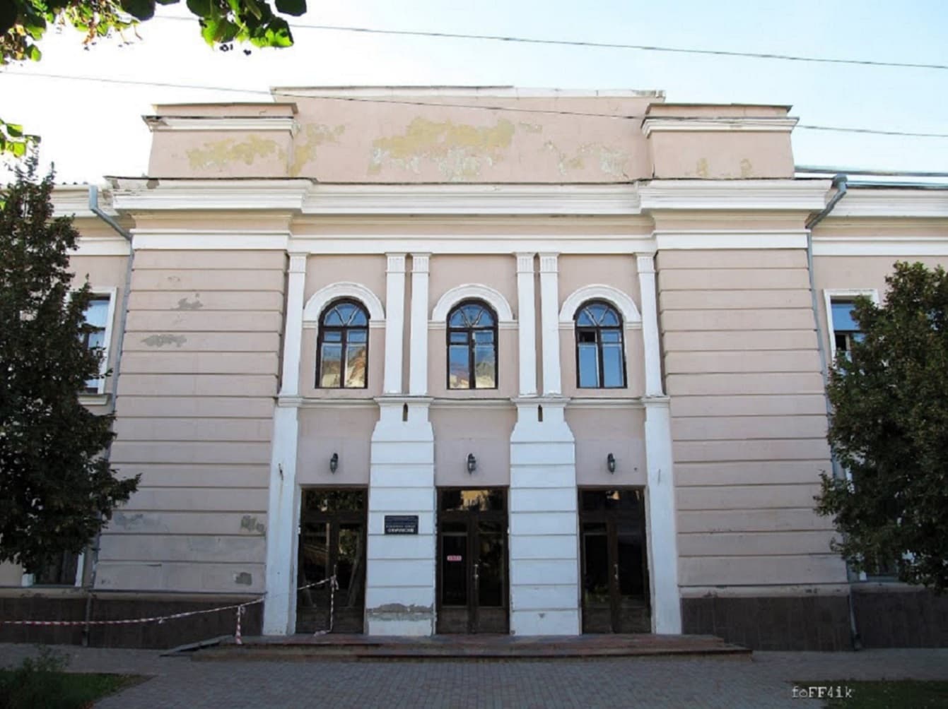 У Полтаві фірма, яка ремонтувала сходи перед обласною бібліотекою, реставруватиме за майже 48 мільйонів філармонію