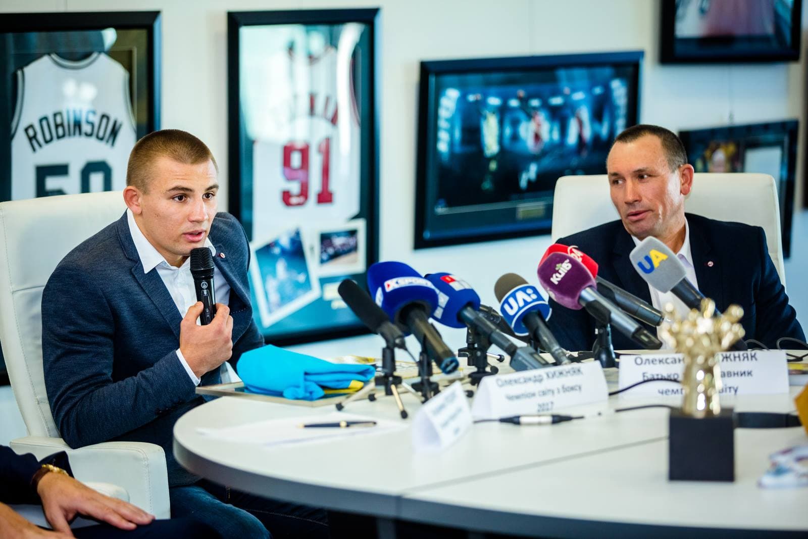 Полтавця Олександра Хижняка визнали кращим боксером року, а його батька – кращим тренером