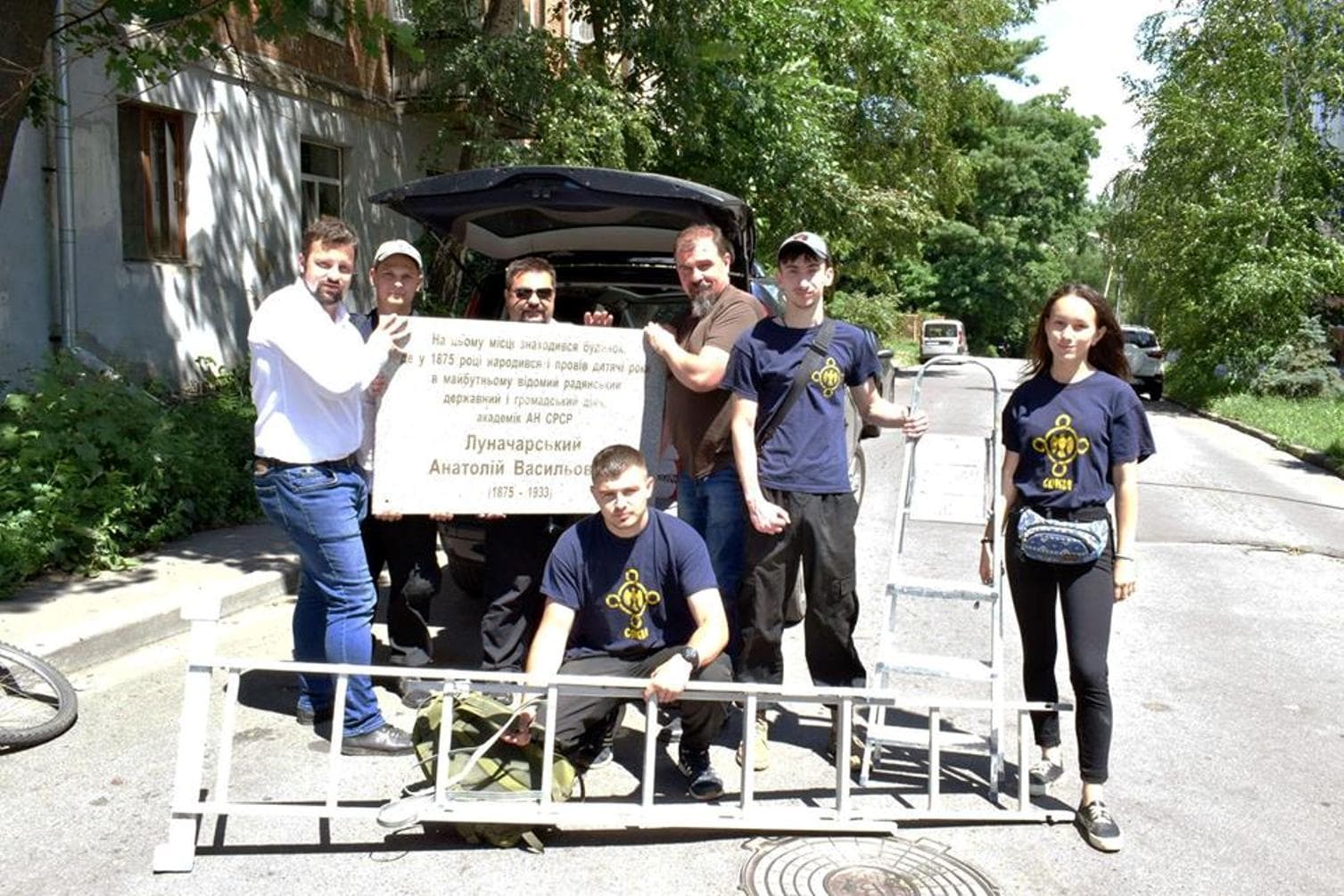 У Полтаві націоналісти демонтували комуністичні пам’ятні дошки
