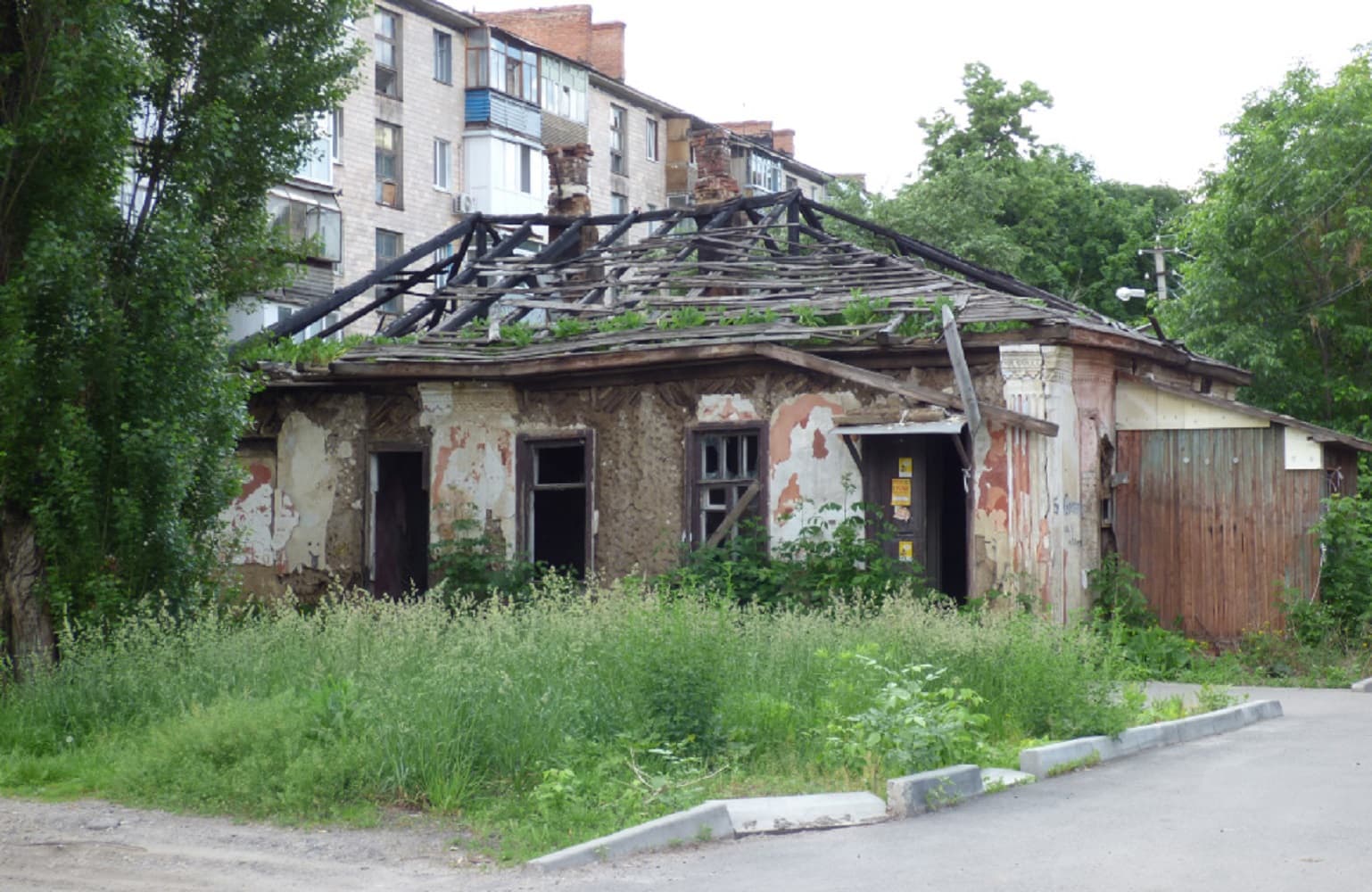 У Полтаві горіла занедбана будівля поблизу колишнього дільничного пункту міліції