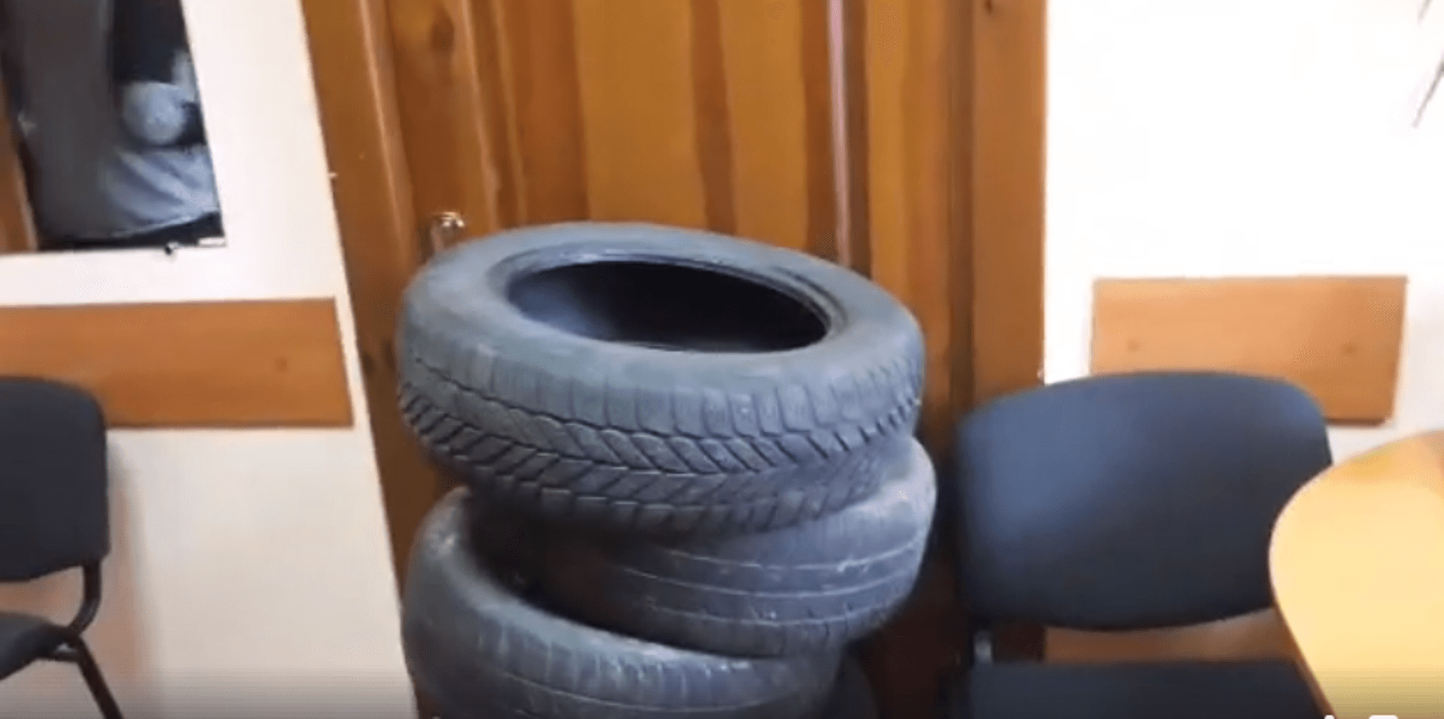 На знак протесту полтавські водії принесли в Управління ЖКГ шини (ВІДЕО)
