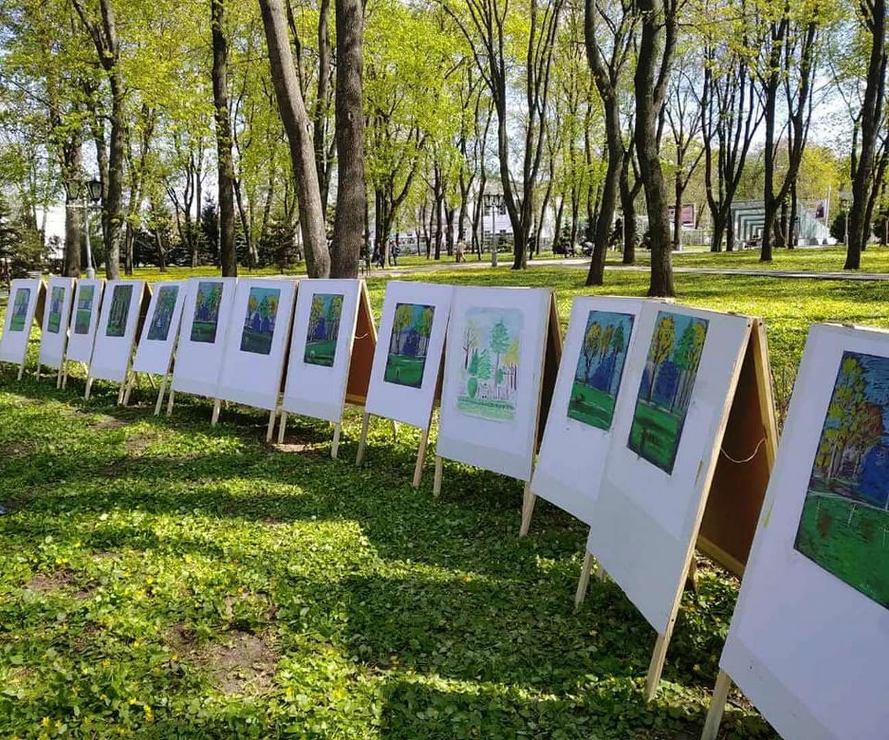 Полтавці малювали весну у Корпусному парку