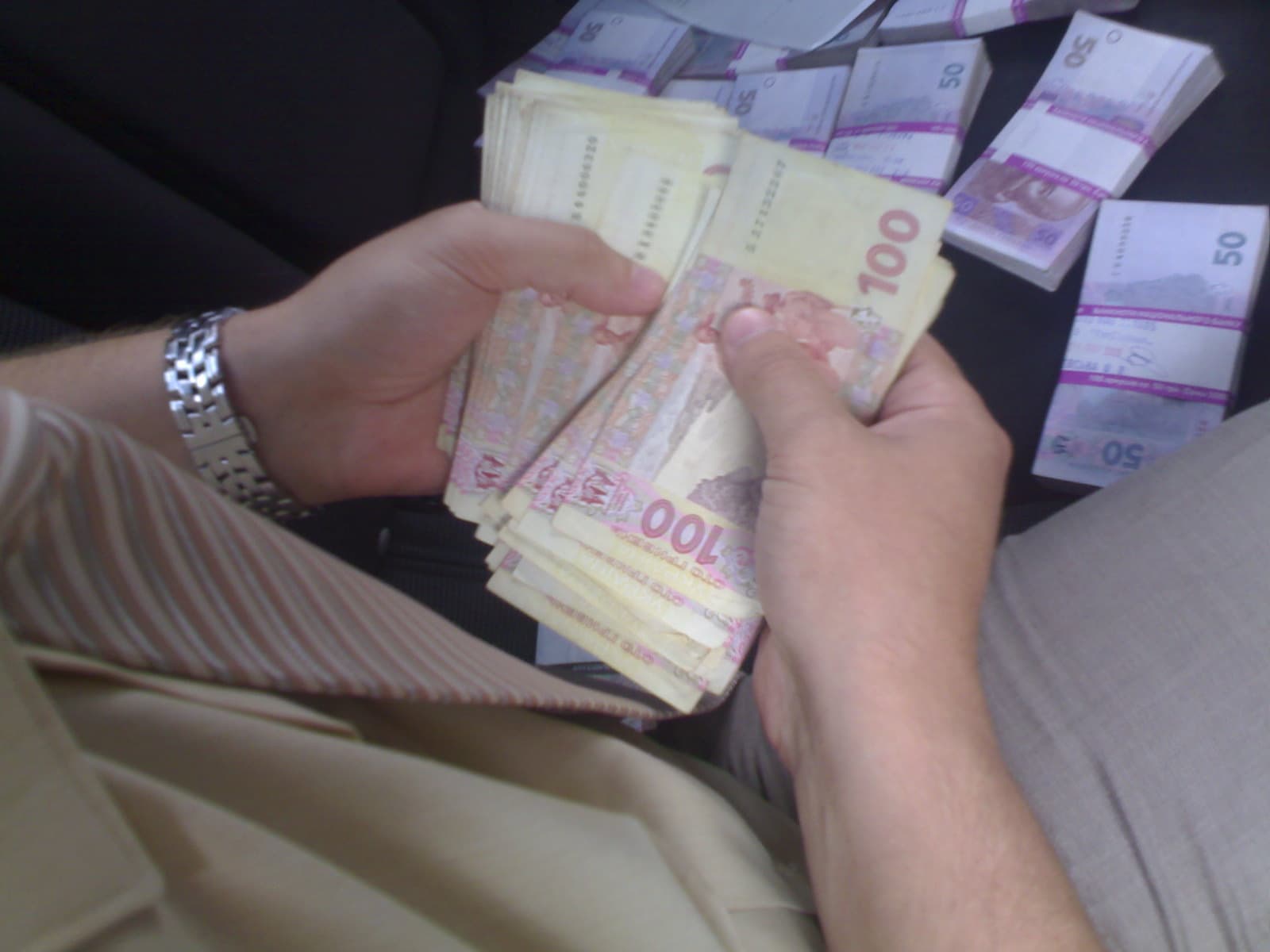 Затриманому на хабарі в 248 тисяч гривень посадовцю судової адміністрації дозволили спілкуватися зі підлеглими-свідками