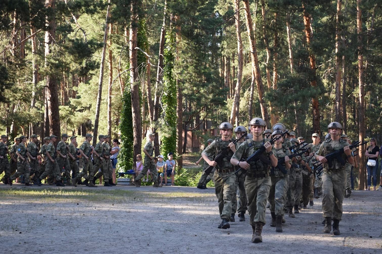 Під Полтавою розпочав роботу військово-патріотичний табір «Юний десантник»