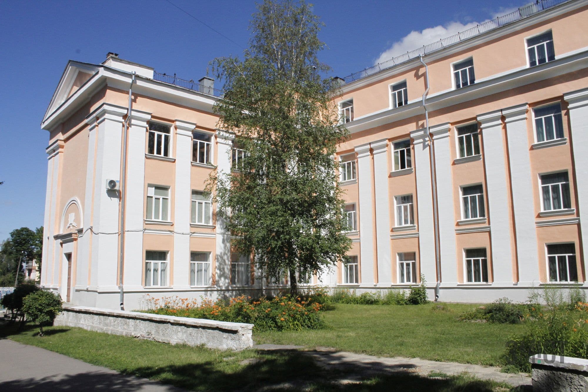Пошкоджений фасад полтавської гімназії оновили (ФОТО)