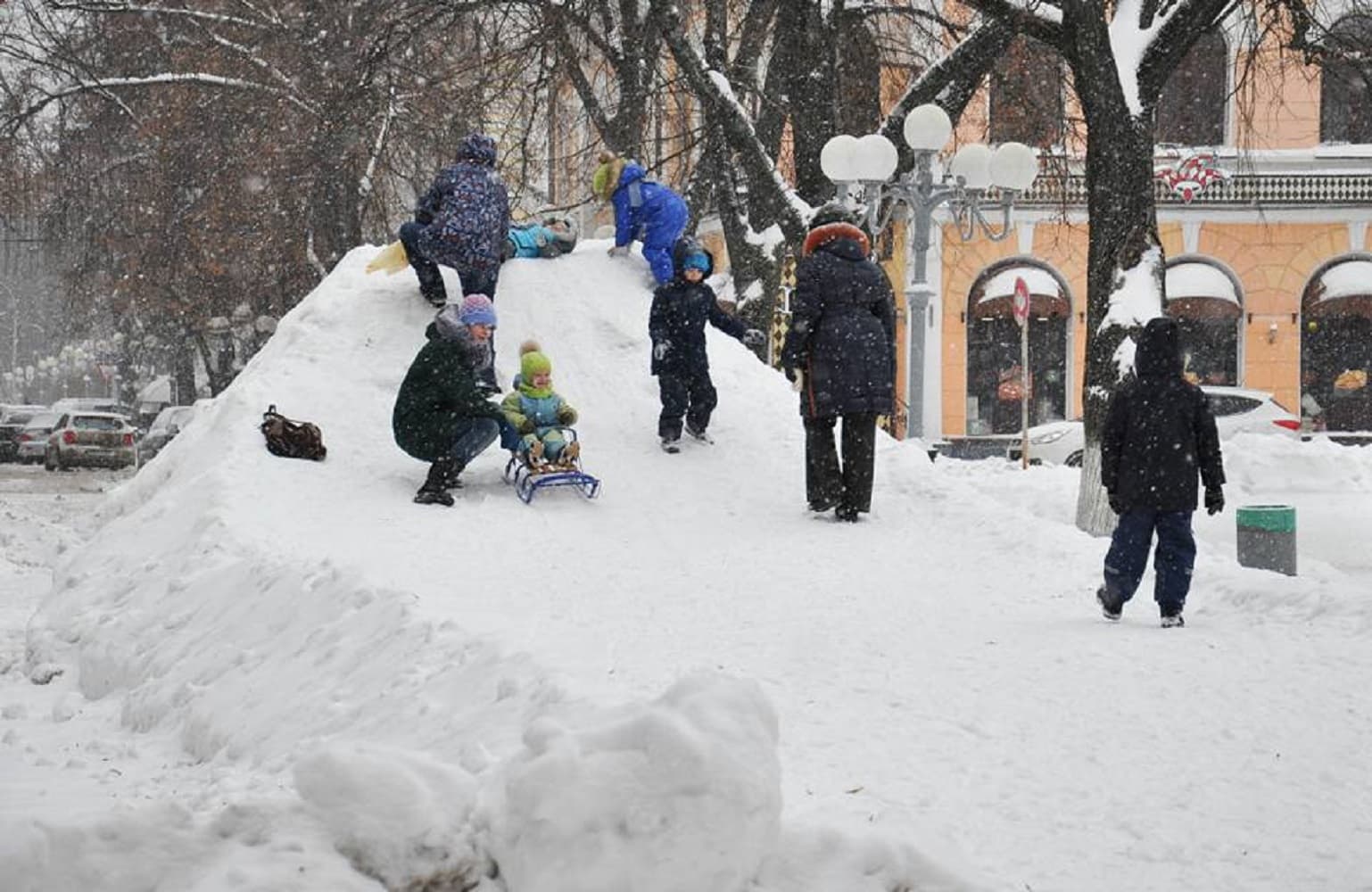 Полтавців запрошують побудувати снігову гірку для дітей