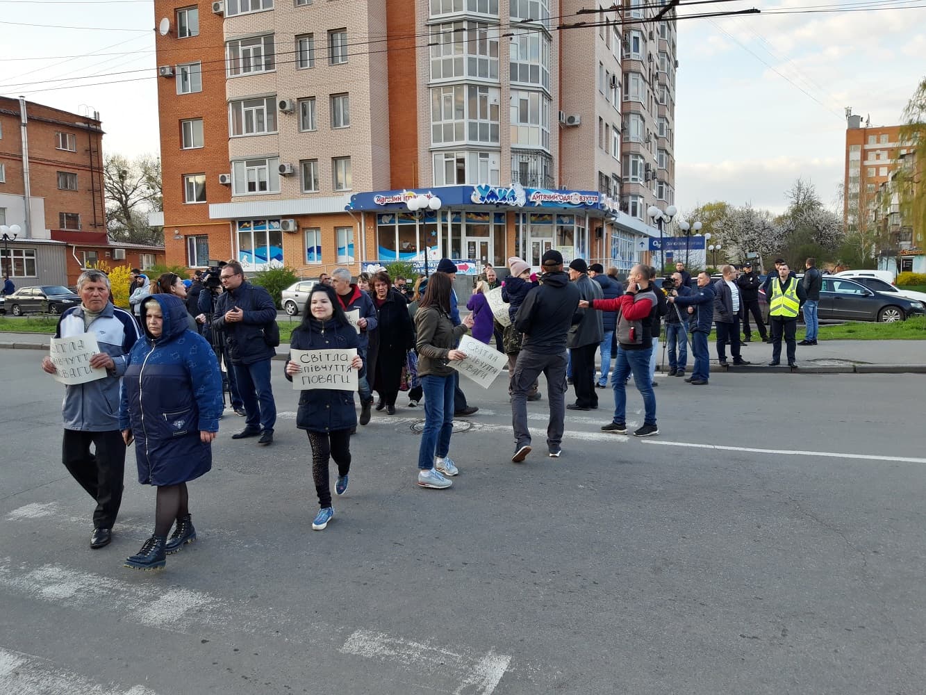 Три тижні без світла: полтавці вдруге перекрили вулицю