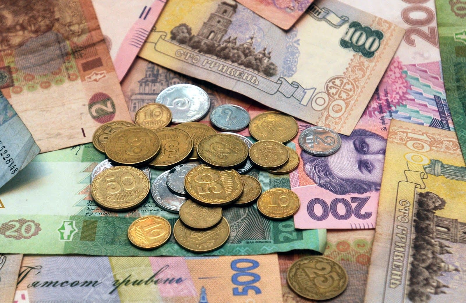Полтавські вчителі й поштарі отримають по 700 гривень до професійних свят