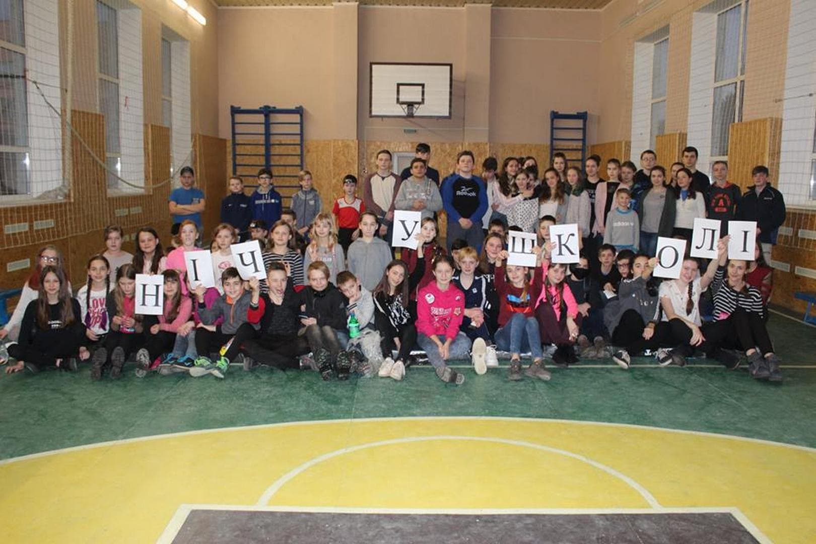 Полтавські школярі провели «ніч у школі» для збору допомоги одному з учнів (ФОТО)