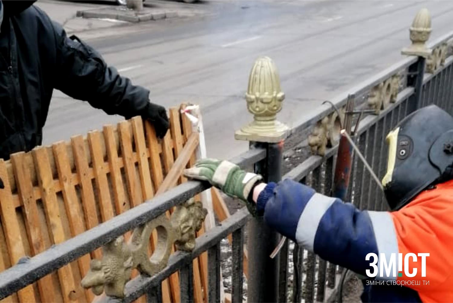 На Каштановій алеї продовжують встановлювати чавунні «шишки»