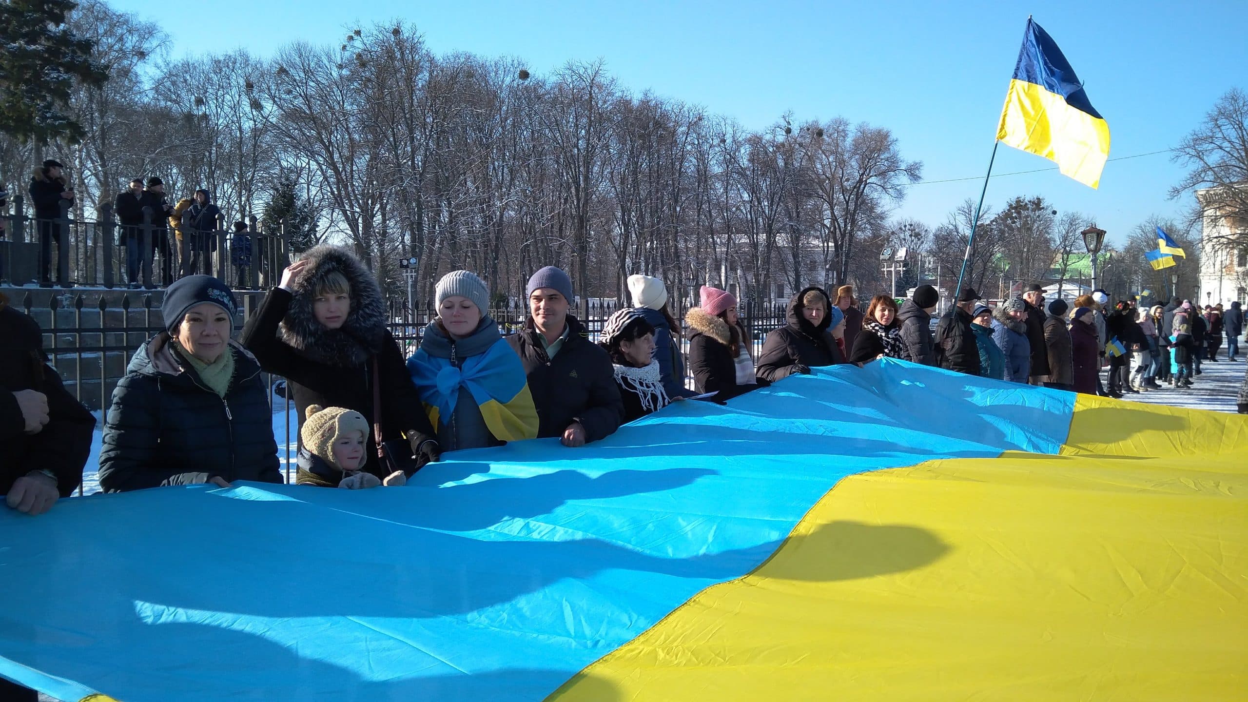 Сотні полтавців утворили символічний «Ланцюг єднання» в центрі міста (відео)