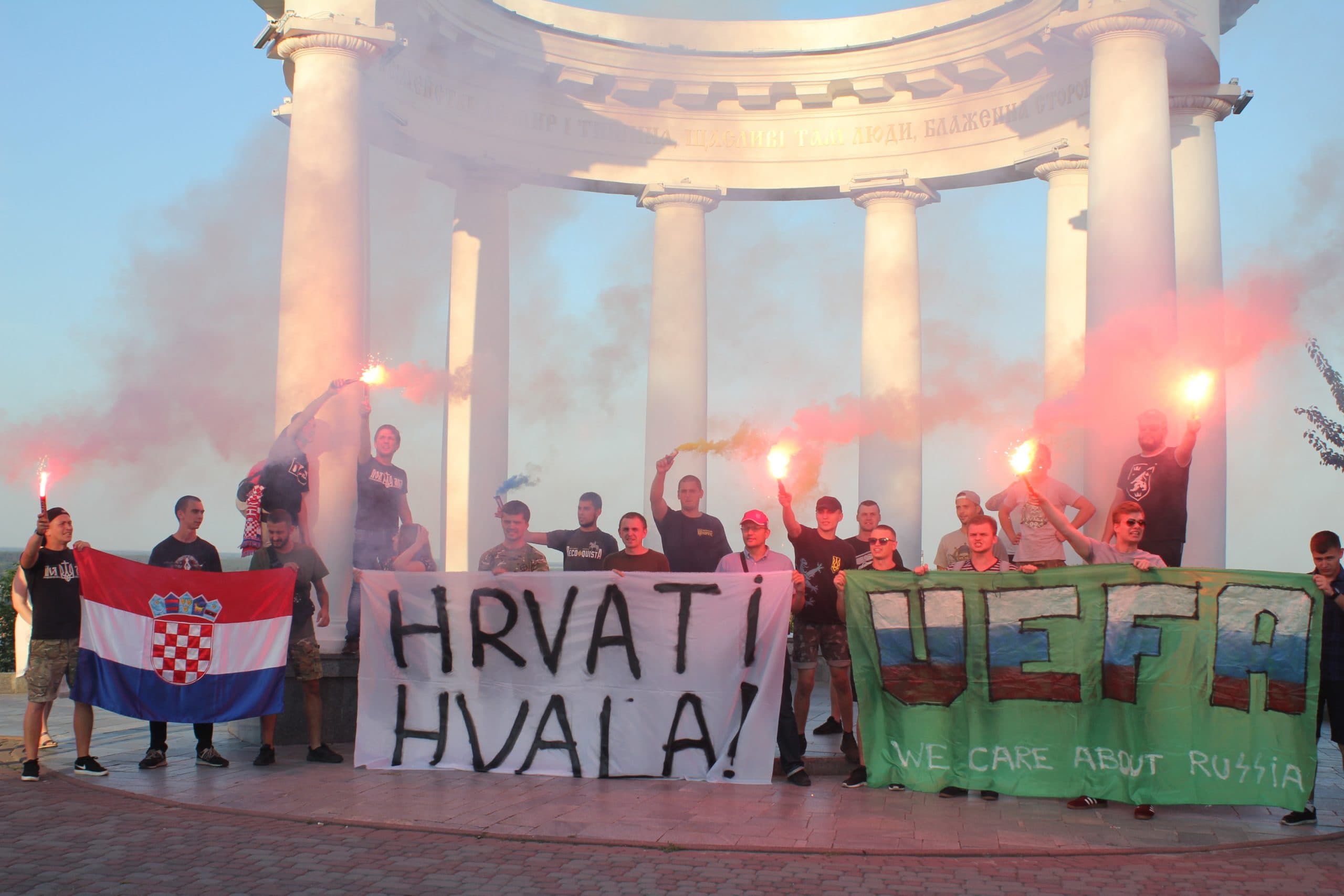 «Слава Хорватії» і фаєри. У Полтаві провели акцію на підтримку хорватських футболістів (ФОТО)