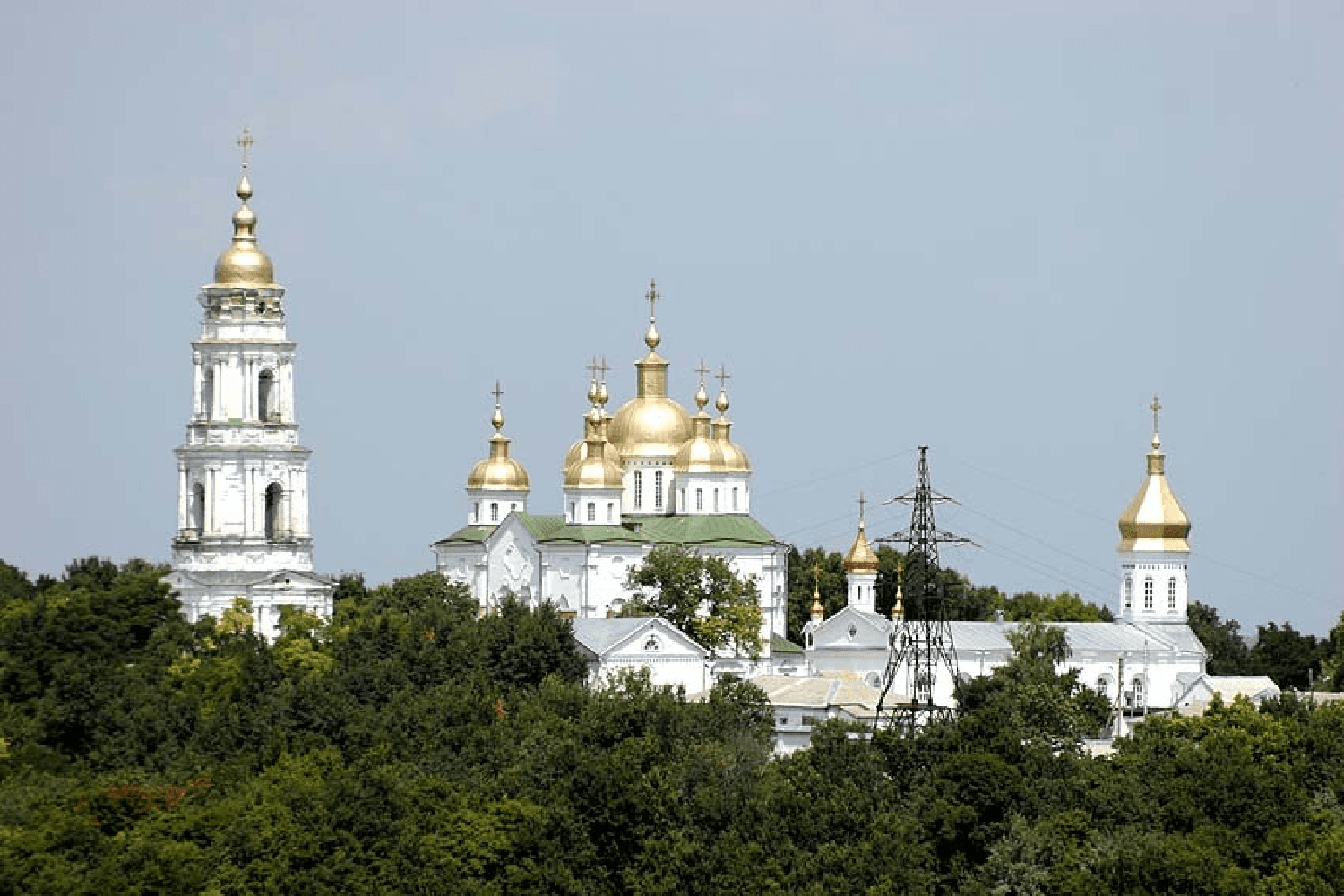 «Чорні археологи» перекопали територію навколо Хрестовоздвиженського монастиря – ЗМІ звернулися до поліції