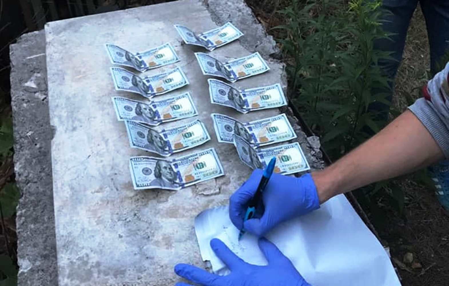 Полтавського прокурора затримали на хабарі в тисячу доларів