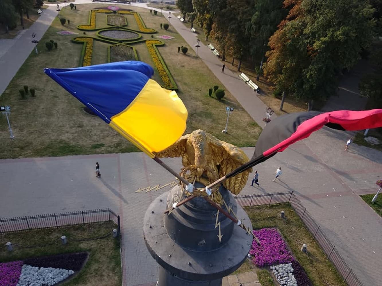 У Полтаві оновили прапори на Монументі Слави