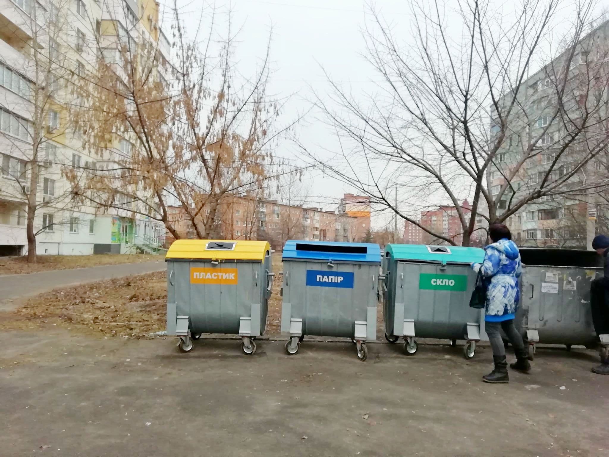 На Леваді та в центрі встановлюють контейнери для роздільного збору сміття