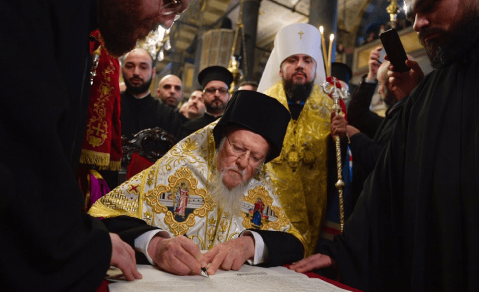 Вселенський патріарх вручив Епіфанію томос про автокефалію