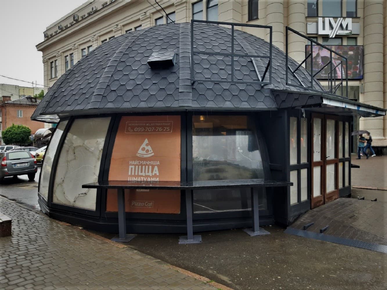 Прокуратура намагається скасувати дозвільні документи на розміщення PizzaCat біля ЦУМу
