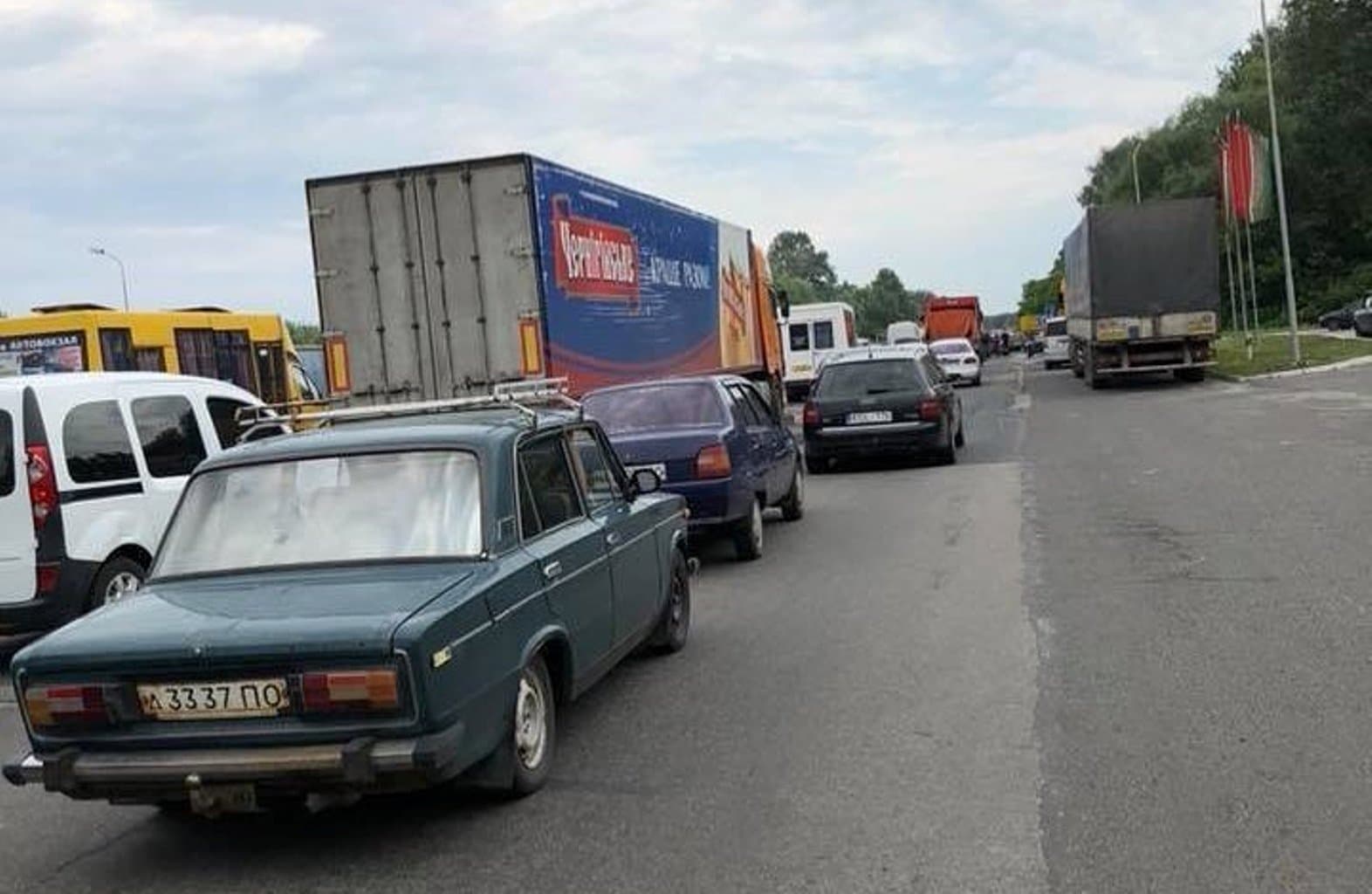 На виїздах із Полтави можливі затори – шукають небезпечного втікача. Поліція закликає пильнувати