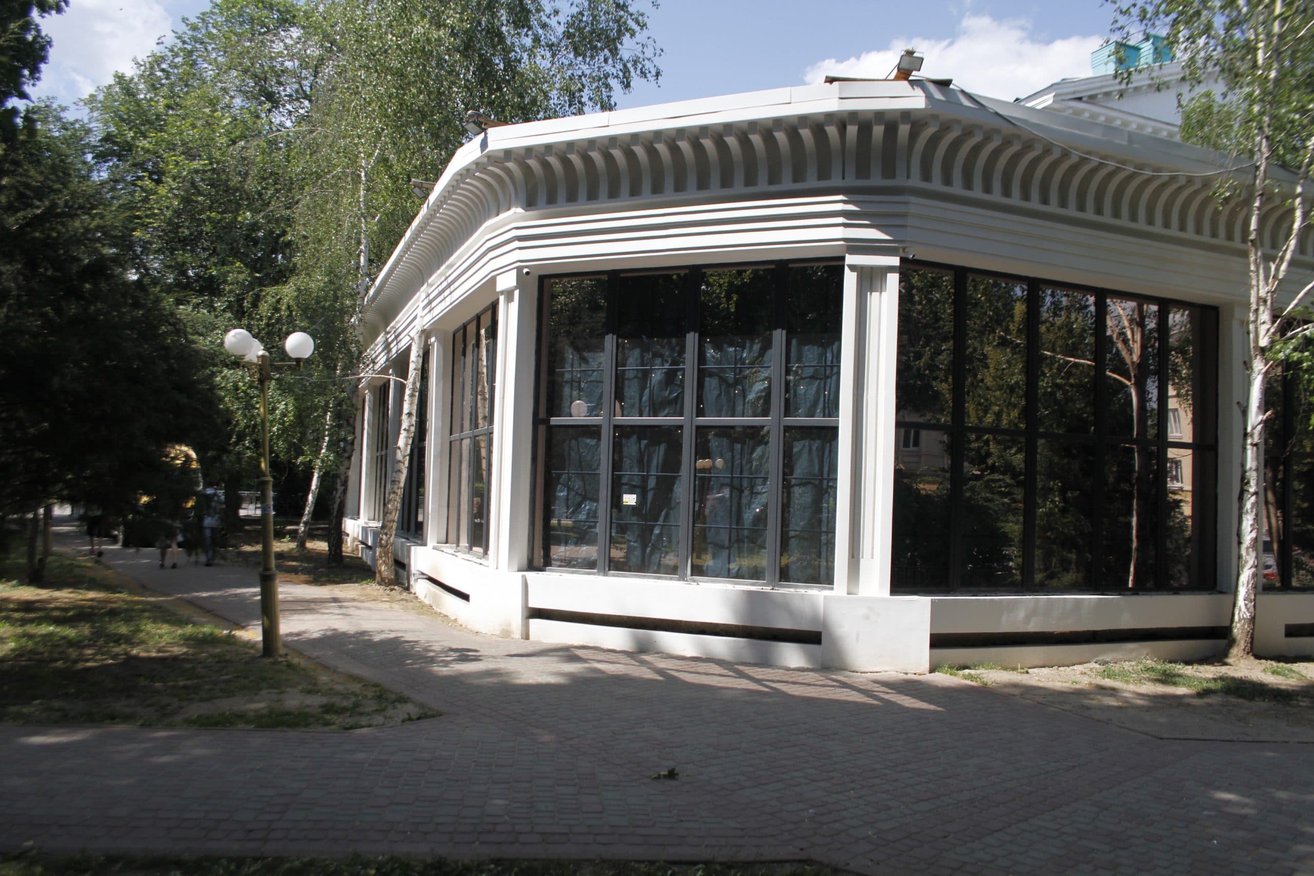Власників прибудови до екс-кінотеатру Котляревського зобов’яжуть її знести за власний кошт