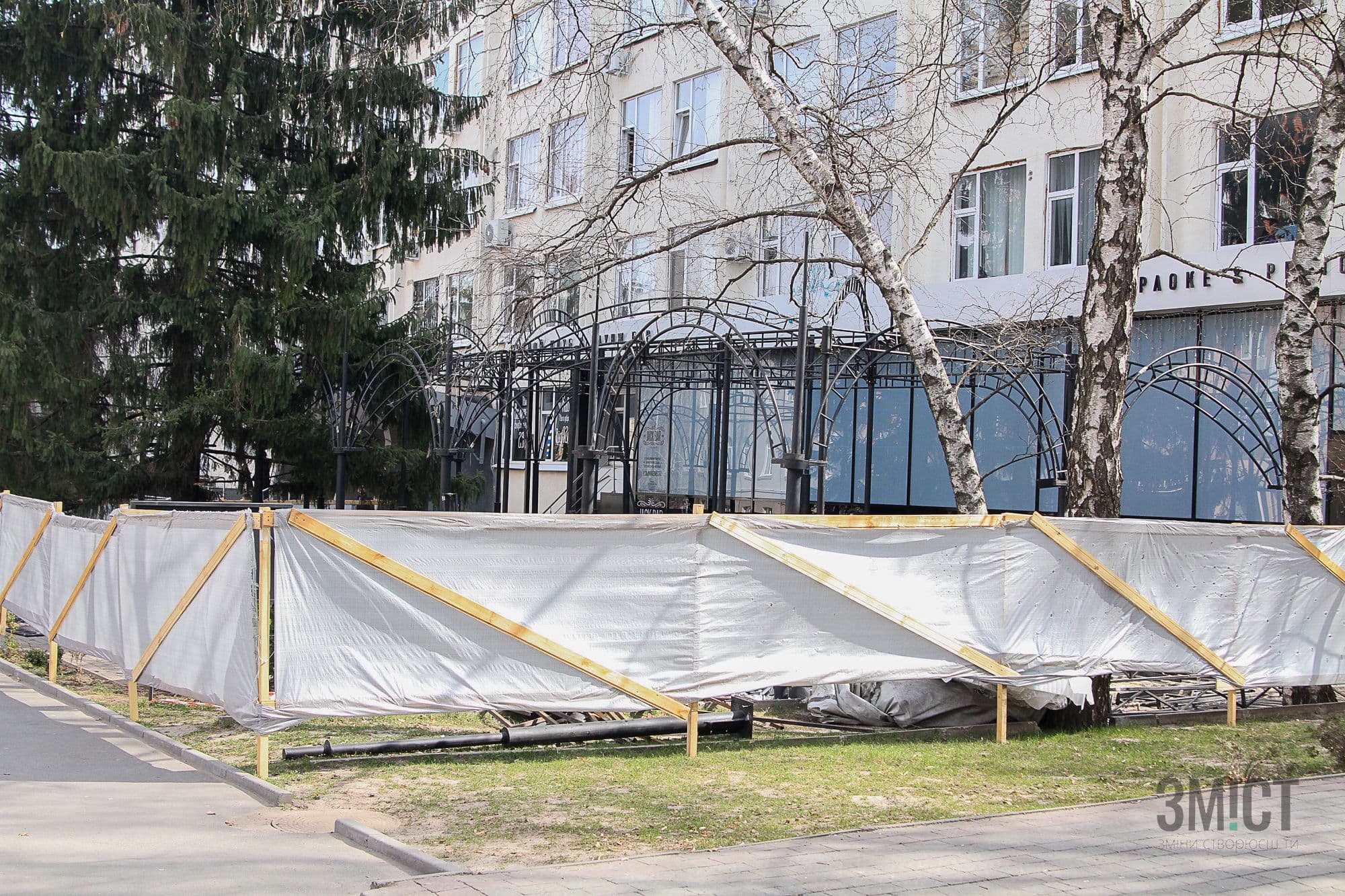 Самовільний літній майданчик на вулиці Котляревського стоїть, але роботи поки не ведуться