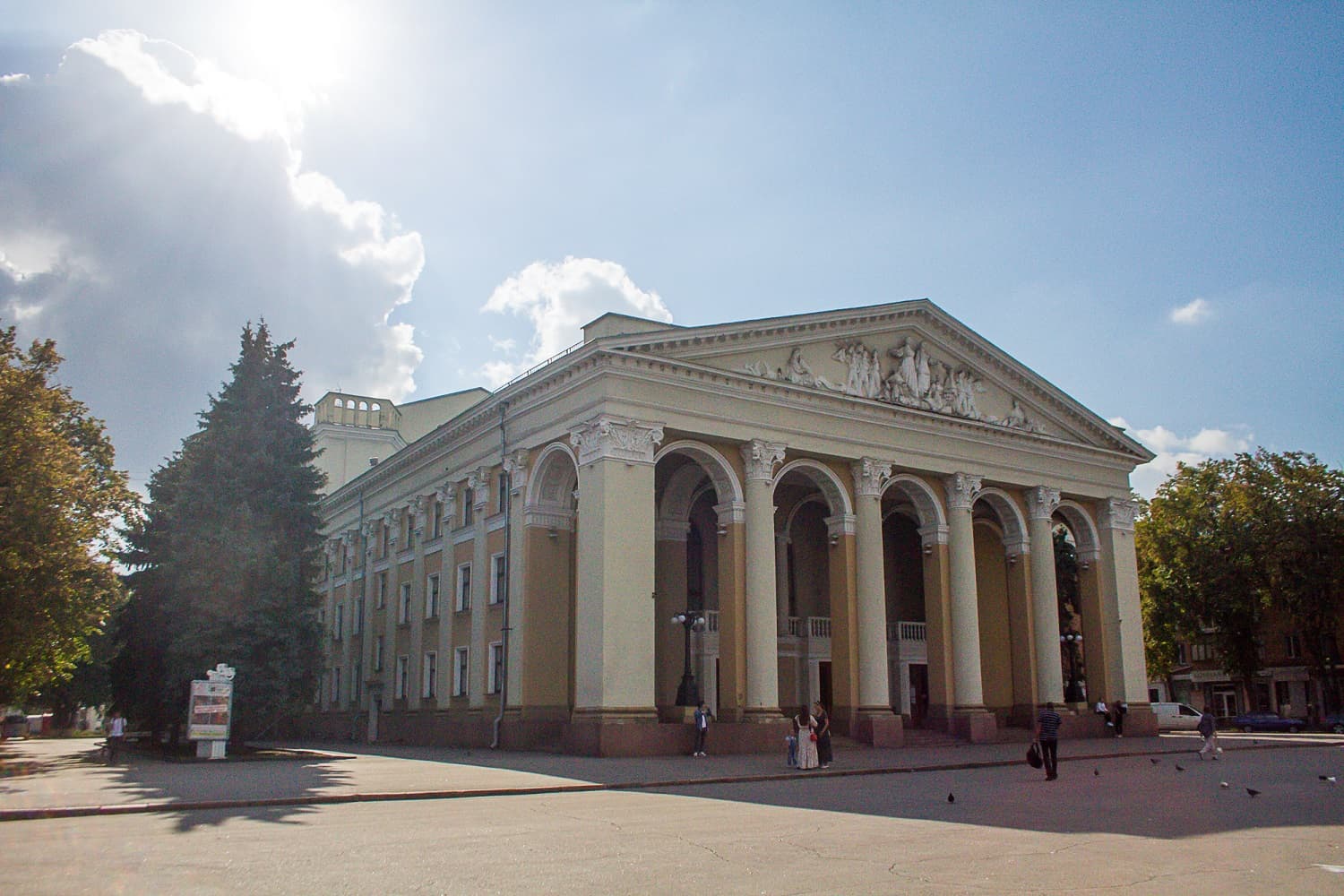 Полтавців запрошують на закриття театрального сезону