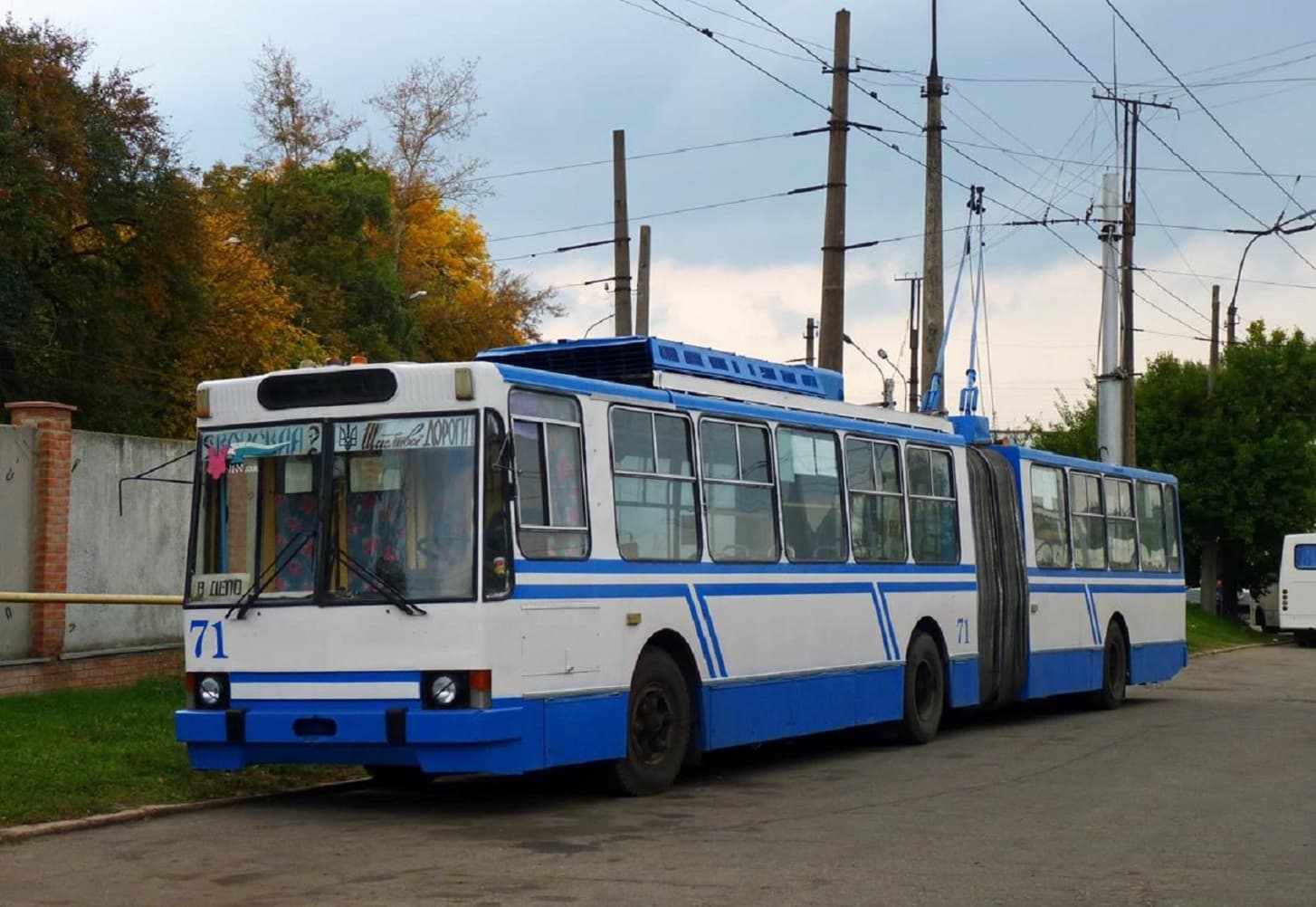 У Полтаві шукають, хто за 2 мільйони гривень модернізує старий тролейбус