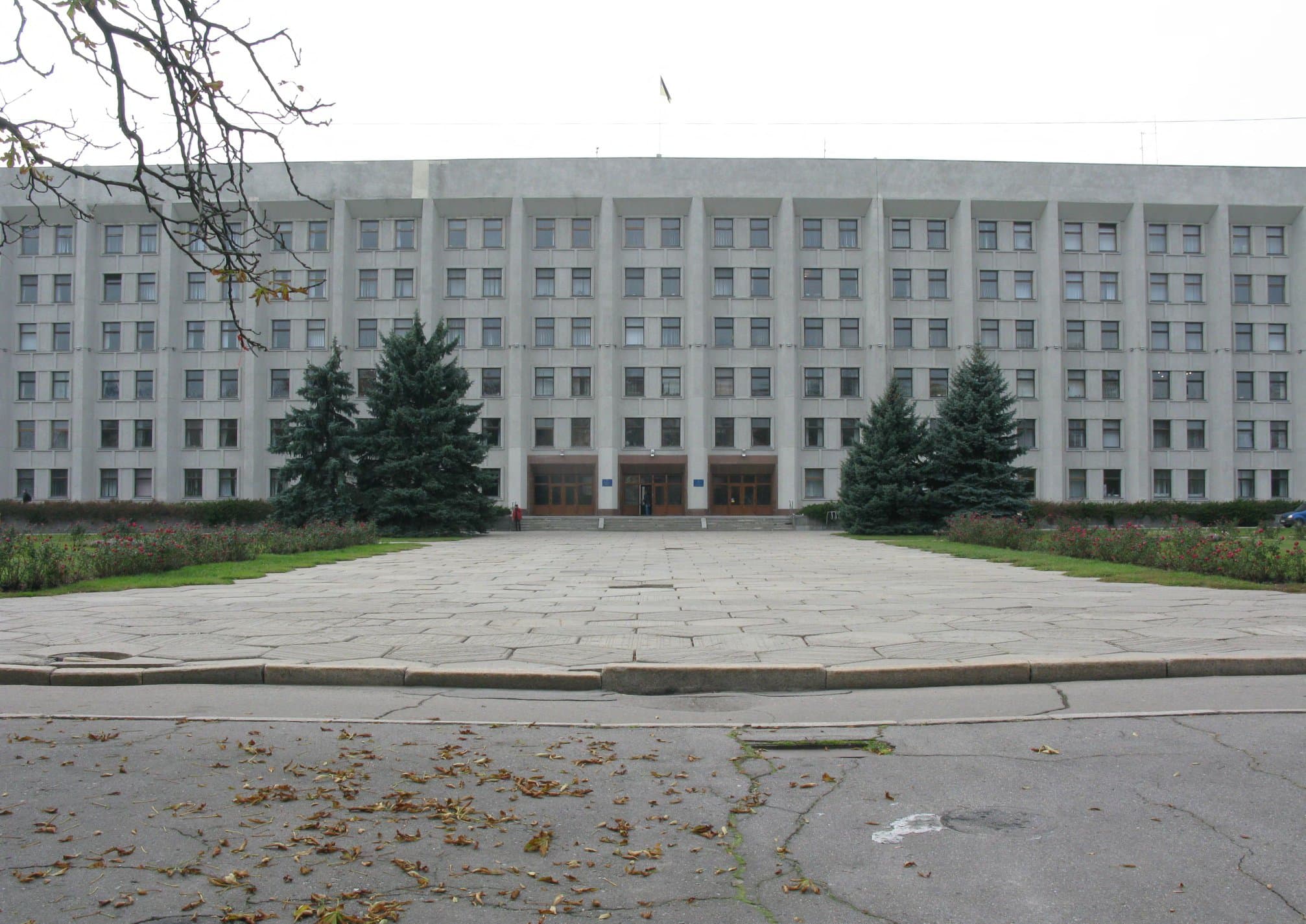 Якою полтавці бачать площу біля ОДА: триває соцпитування