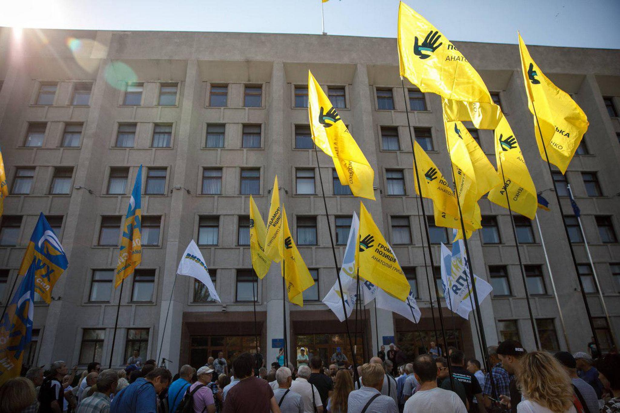 Подарунки і турне областю – як агітують потенційні кандидати в президенти у Полтаві