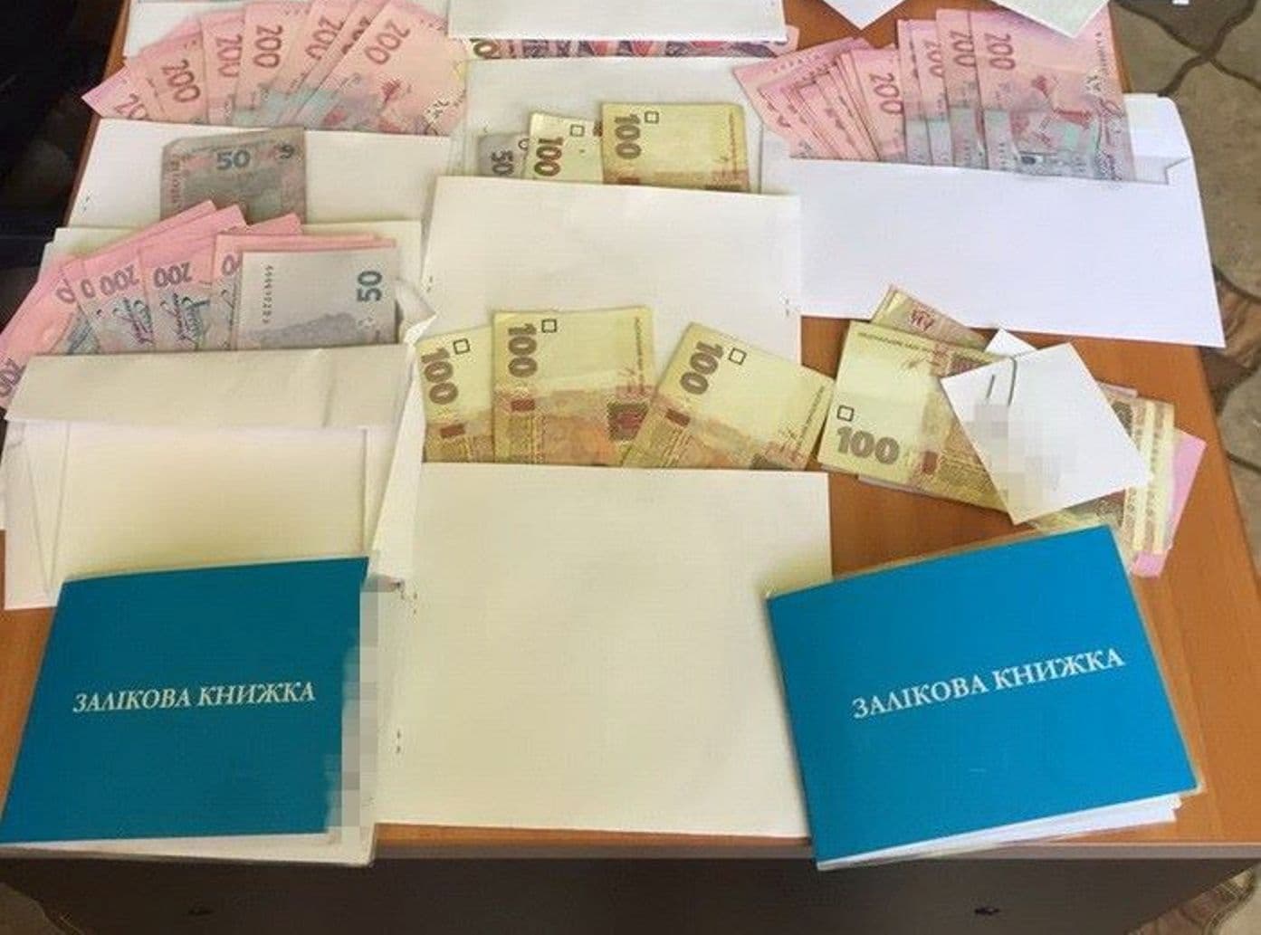 В одному з вишів Полтавщини працівників деканату затримали на хабарі