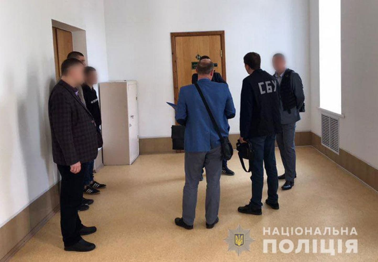 Посадовця Полтавської райдержадміністрації затримали на хабарі – обшуки тривають
