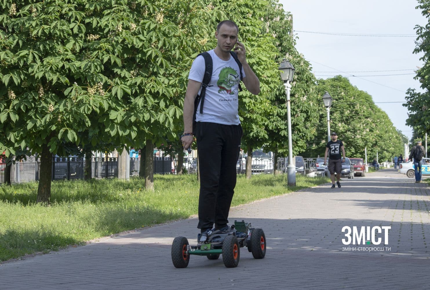 Винахідник створив унікальний маунтинборд і їздить на ньому вулицями Полтави