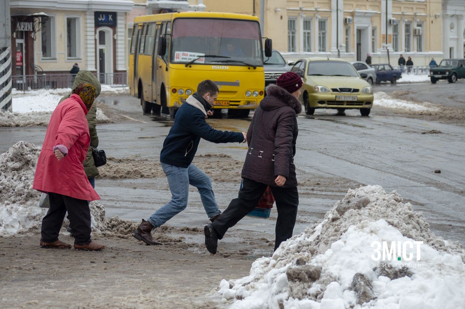 Подолати сніг: день полтавців у місті після хурделиці (ФОТОРЕПОРТАЖ)