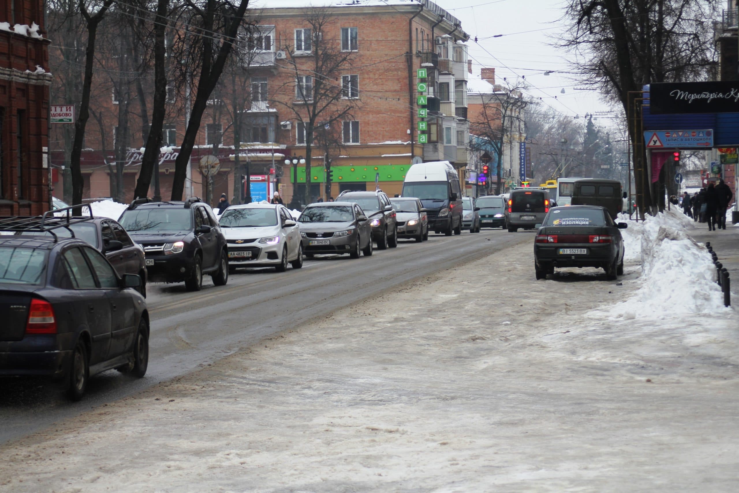 Ожеледь спричинила в Полтаві транспортний колапс. Працює 14 одиниць спецтехніки