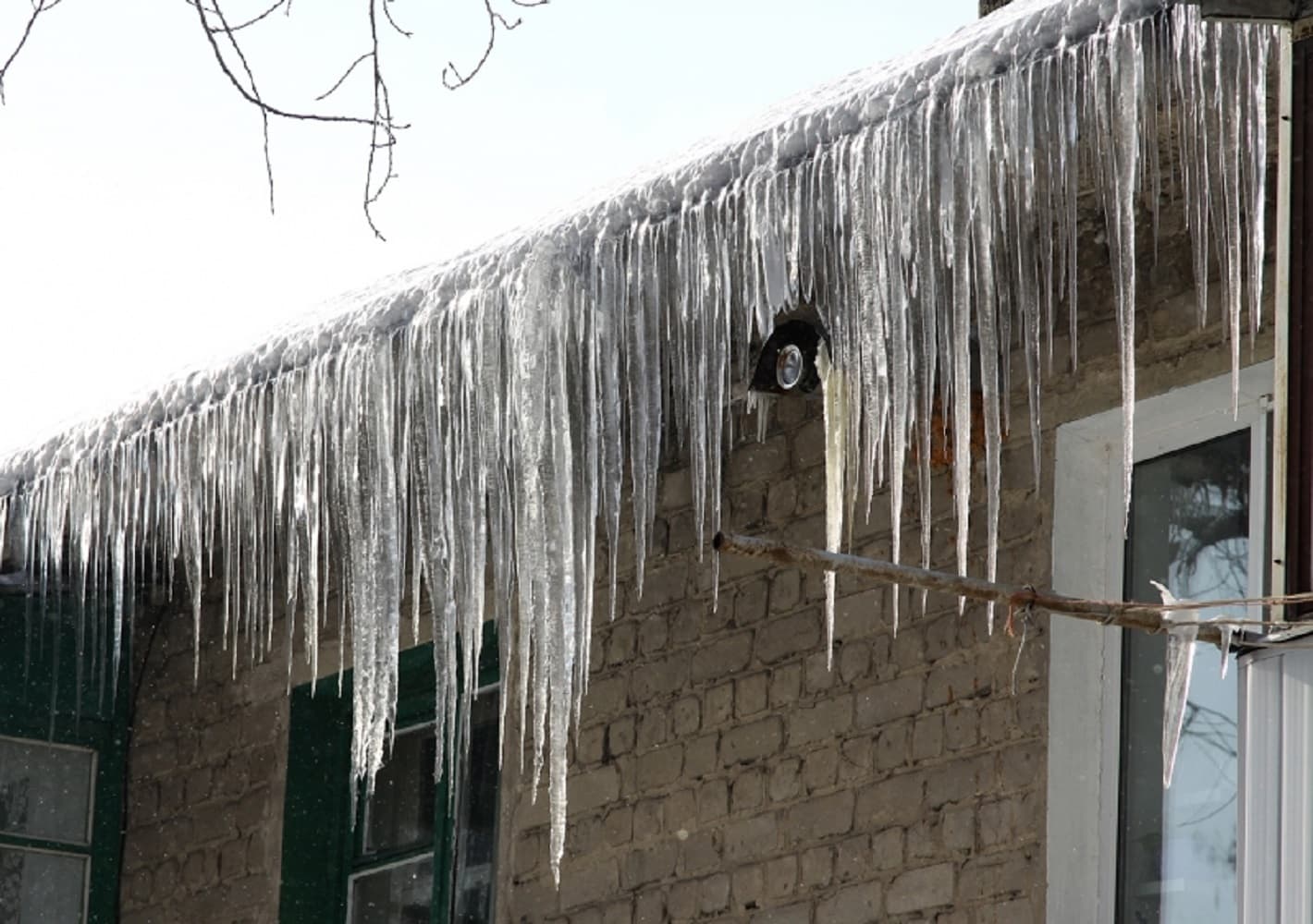 Міська влада повідомила, які будинки сьогодні відчищатимуть від бурульок