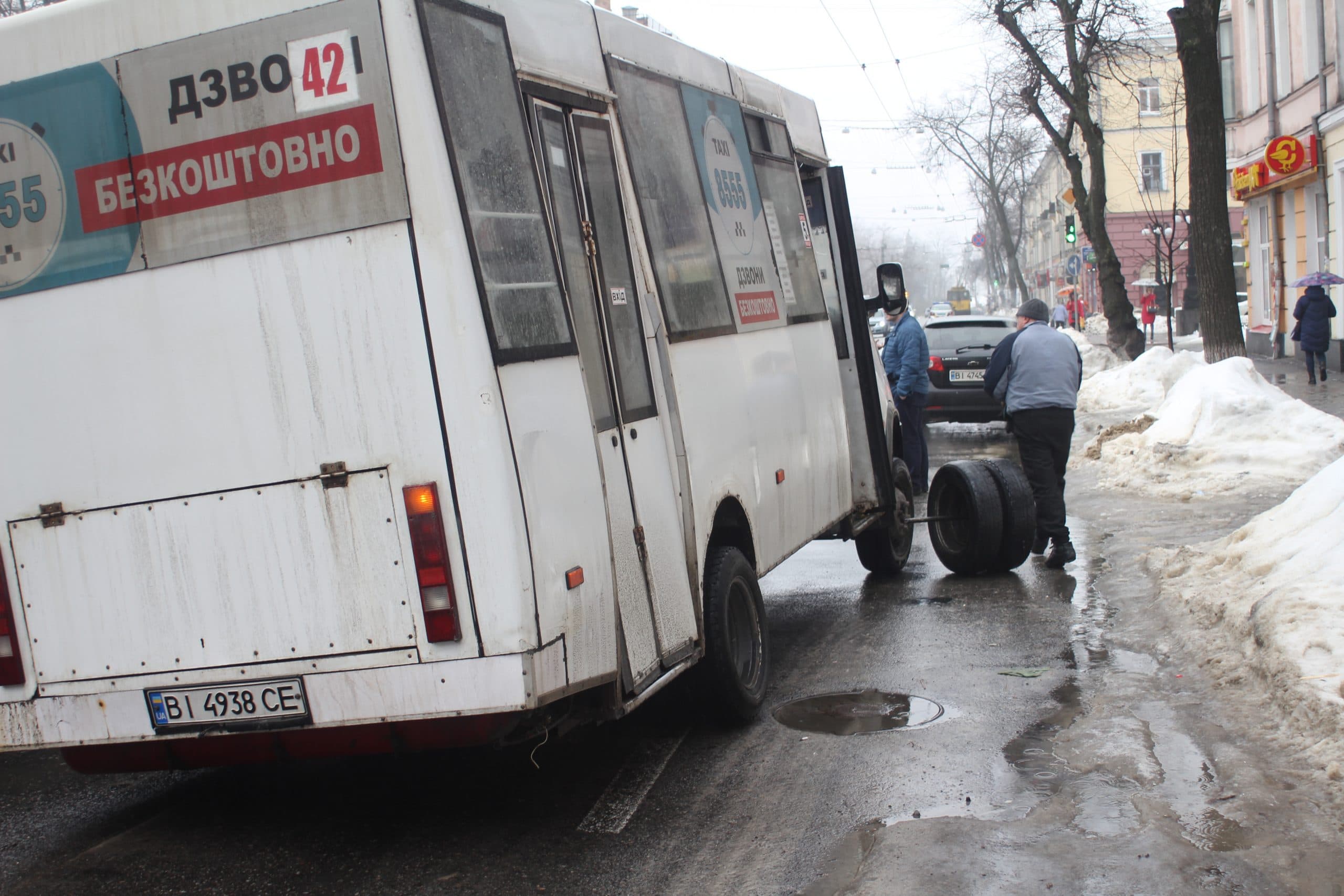 У Полтаві в маршрутки на ходу відлетіло колесо