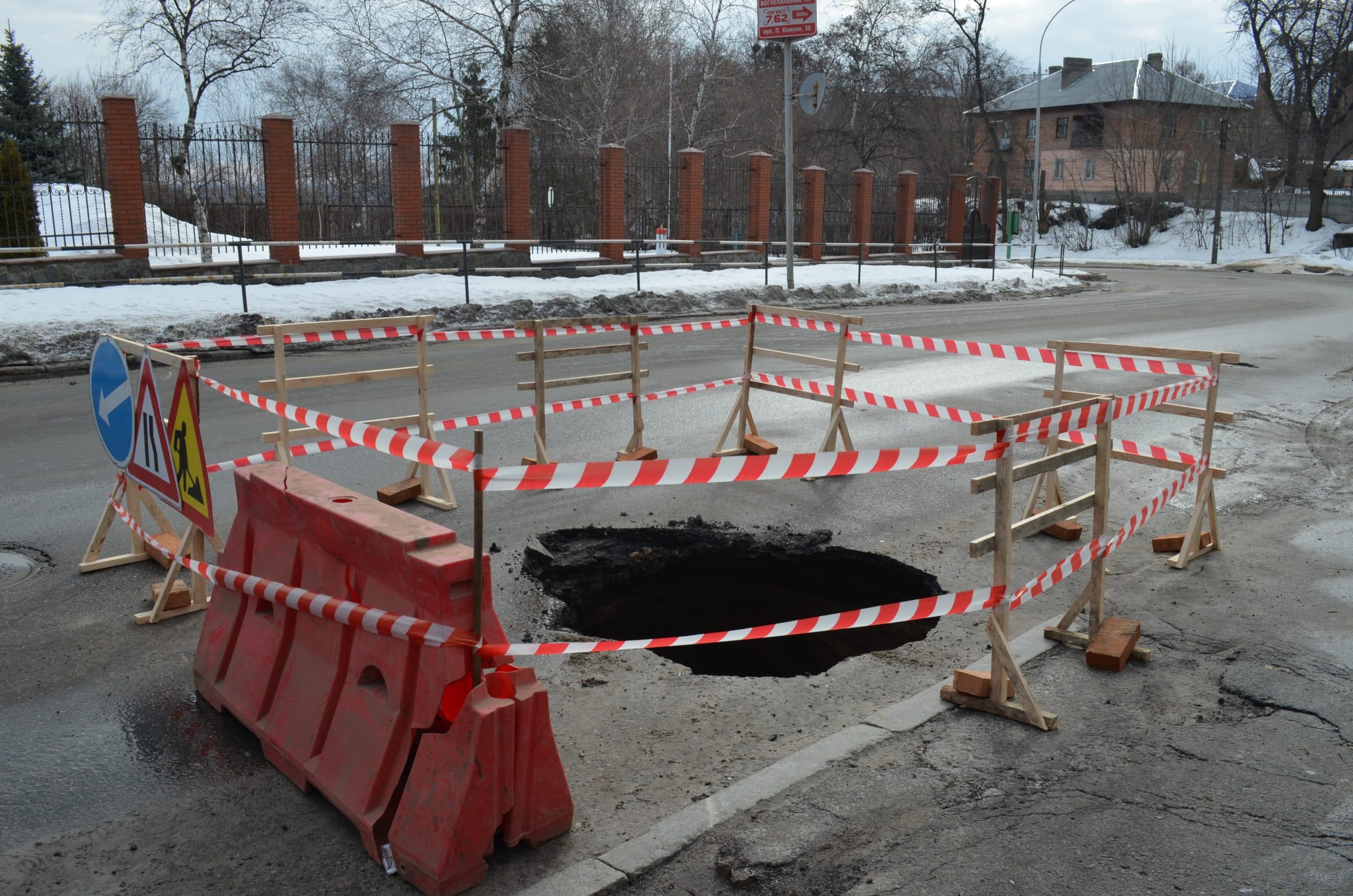 Головний інженер «Полтававодоканалу» пояснив, чому в Полтаві масово провалюється асфальт