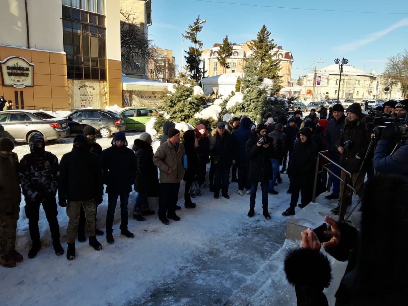 Полтавці знову мітингують під будівлею прокуратури: вимагають прозорого розслідування обставин смерті Артема Левченка (ОНОВЛЮЄТЬСЯ)