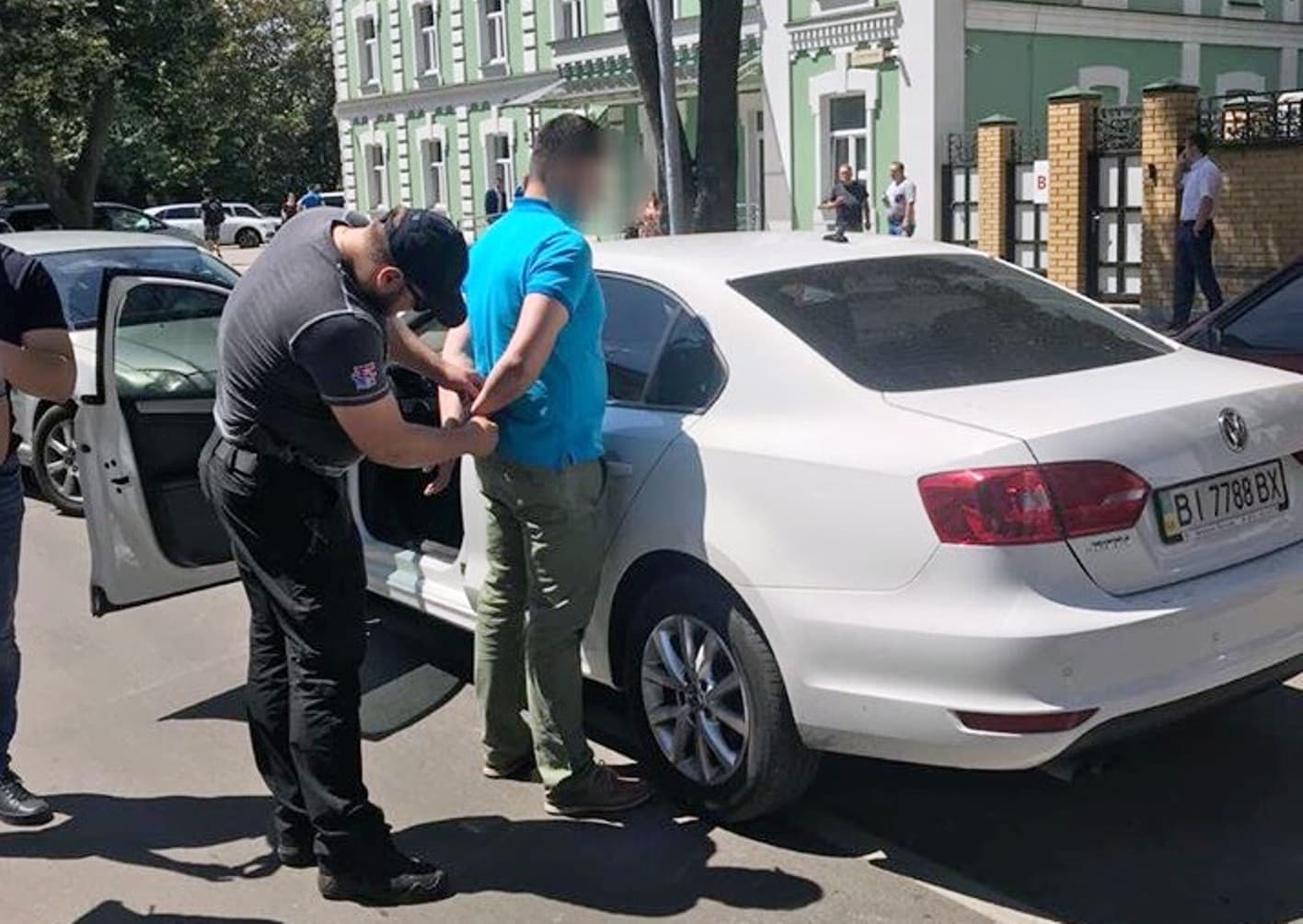 У Полтаві київські прокурори спіймали посадовця на хабарі у 26 тисяч гривень