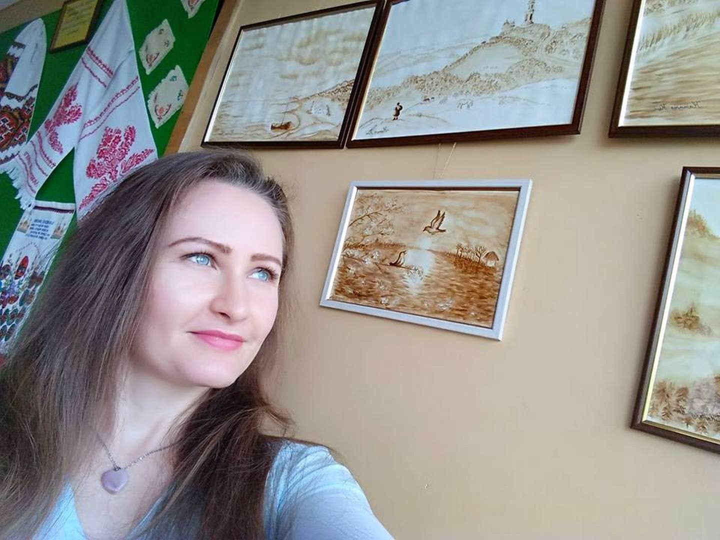 Полтавка створила більше сотні картин із кавової фарби
