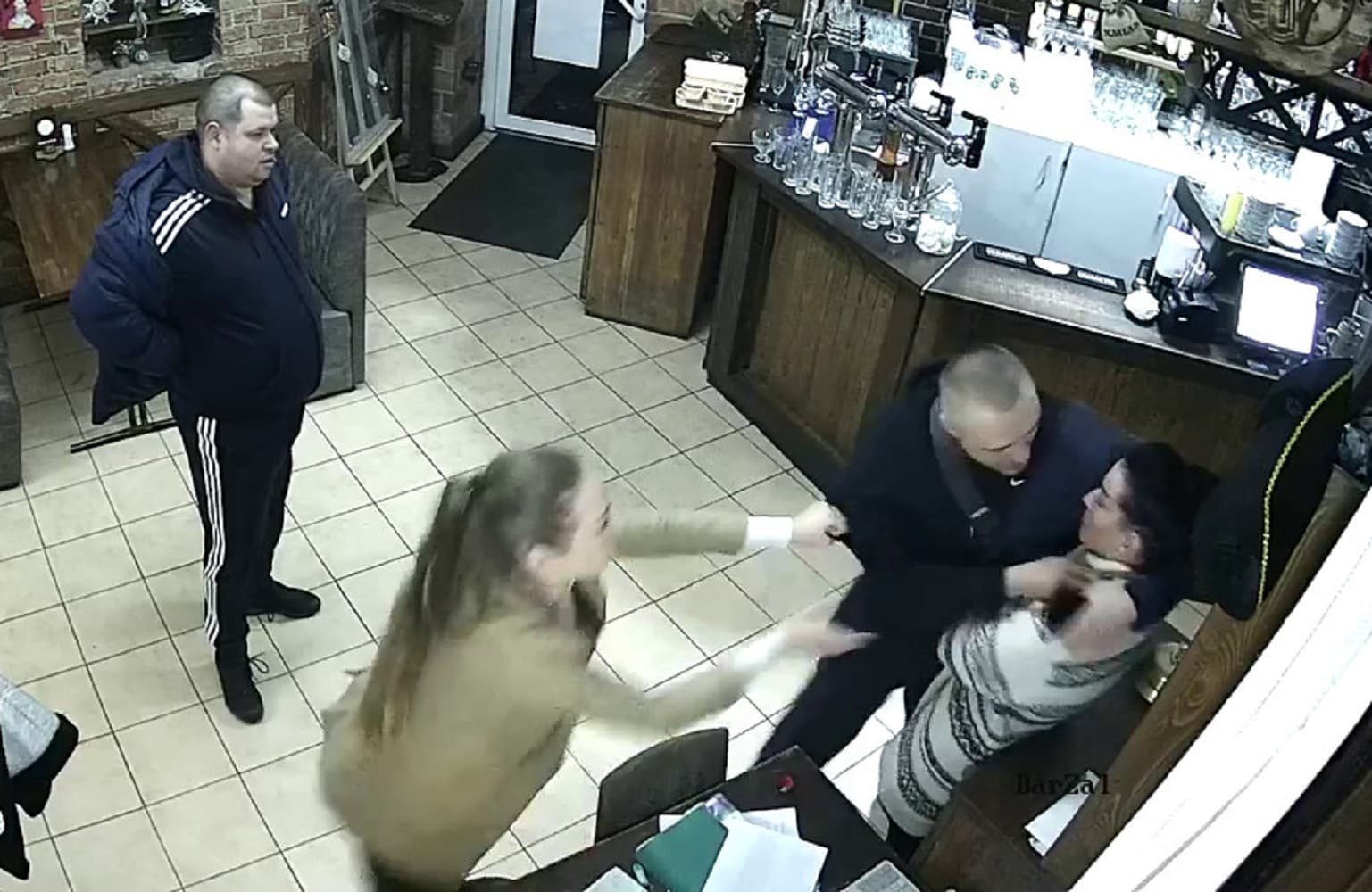 П’яний чоловік із ножем погрожував вбити офіціантку в полтавському закладі