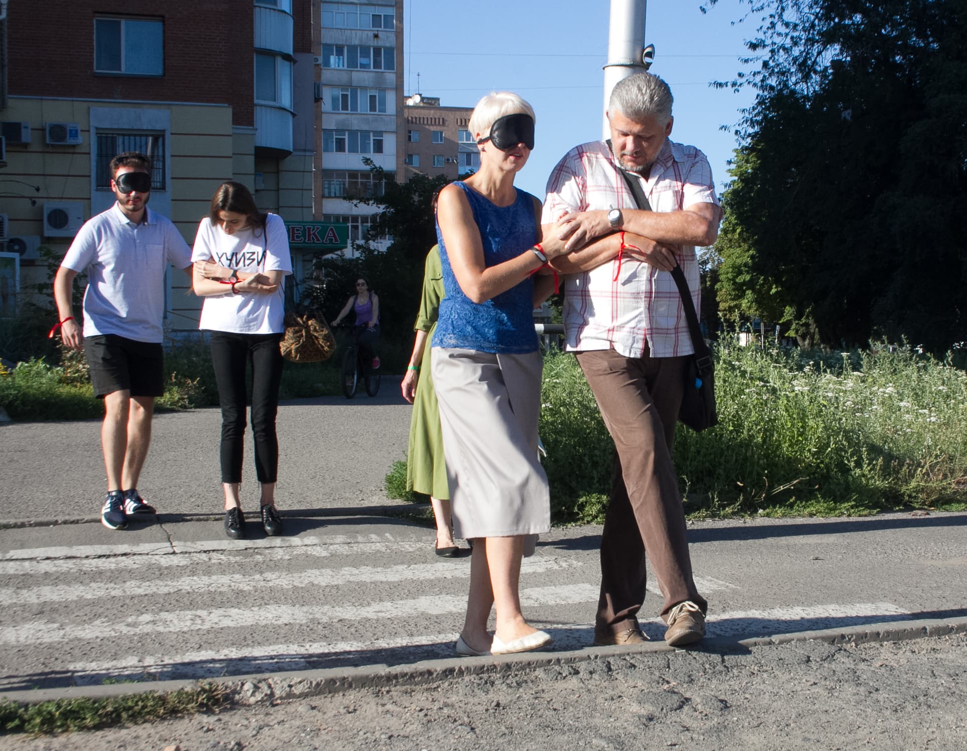 Відчути «Місто наосліп». Незвичайна вистава допомогла полтавцям пізнати життя незрячих (ФОТО)