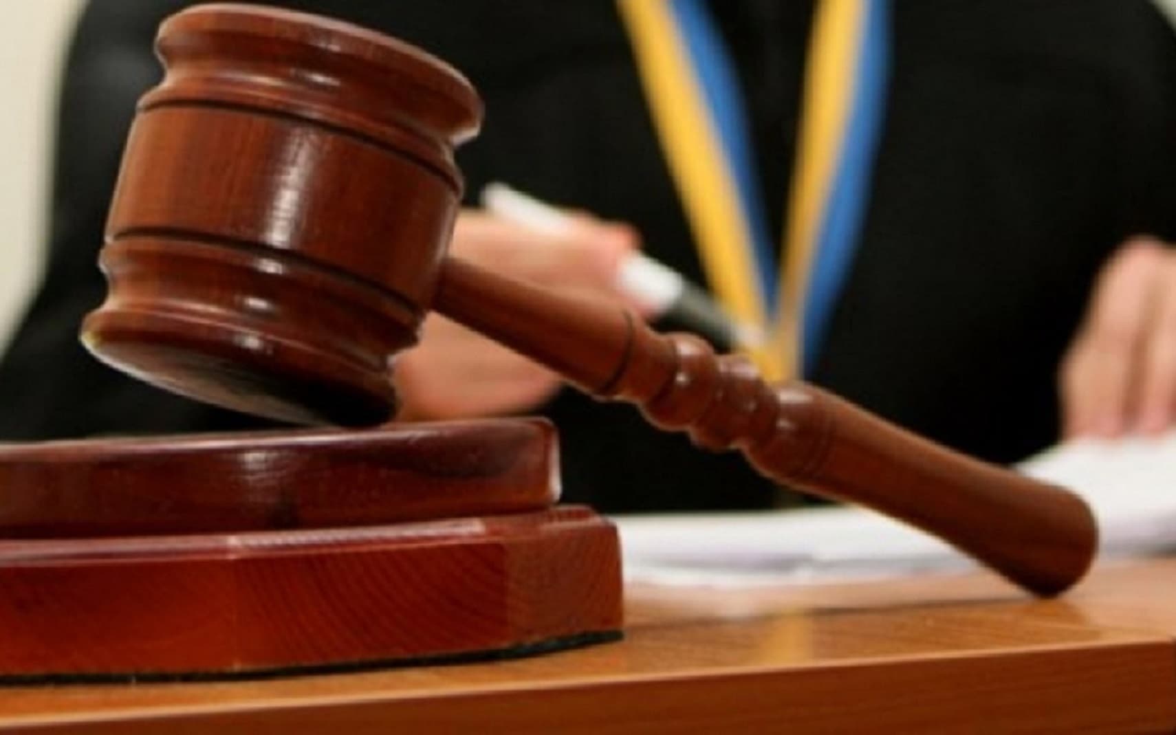 Брокер, який дав хабара начальнику митного поста, услід за спільником уникнув в’язниці