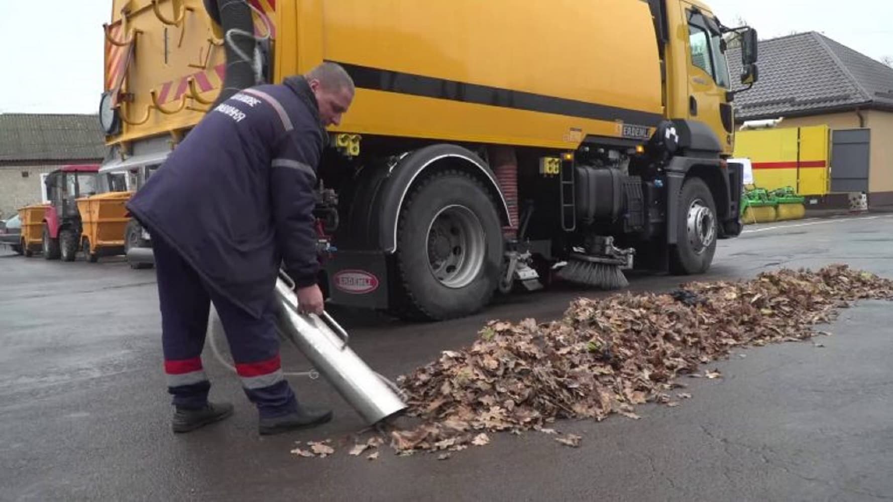 Полтавська влада збирається закупити 3 садові пилососи для прибирання опалого листя